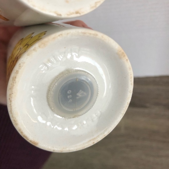 Vtg Floral Ceramic Salt and Pepper Shakers - Picture 13 of 13